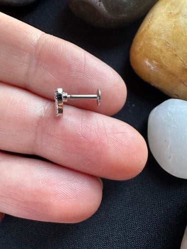 بيرسنق للاذن لون فضي