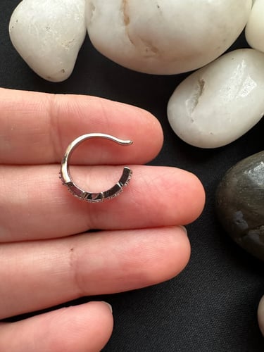 بيرسنق بدون تخريم للاذن لون فضي