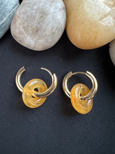 حلق اكسسوار ذهبي وعسلي