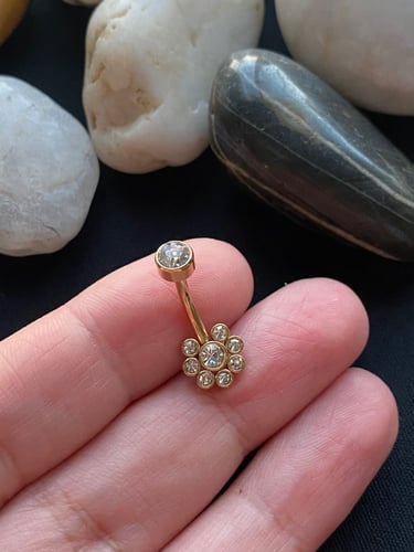 بيرسنق للبطن لون ذهبي مرصع بالزركون