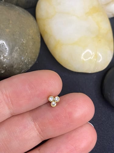 بيرسنق اذن و شفايف لون ذهبي