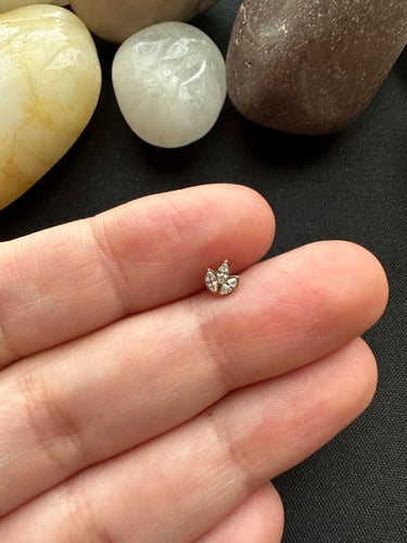 بيرسنق لون ذهبي مصنوع من التيتانيوم