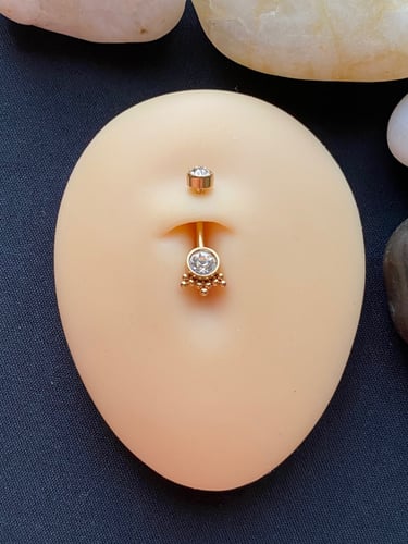 بيرسنق للبطن لون ذهبي مرصع بالزركون