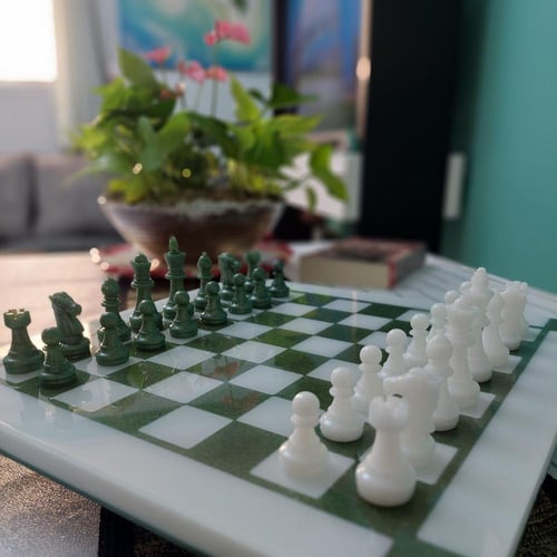 طاولة شطرنج بالريزن والخشب الأخضر صنع يدوي
