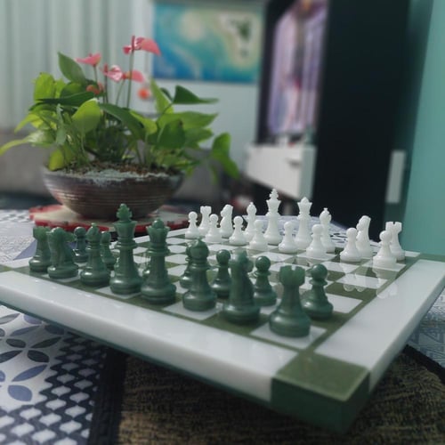 طاولة شطرنج بالريزن والخشب الأخضر صنع يدوي