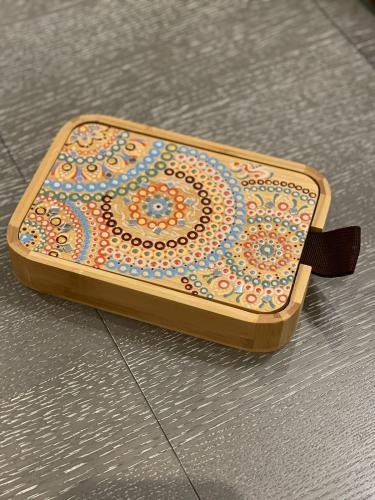 صندوق مجوهرات من الخشب ومزين بفن التنقيط