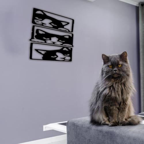 Wall art with a metal design of a cat