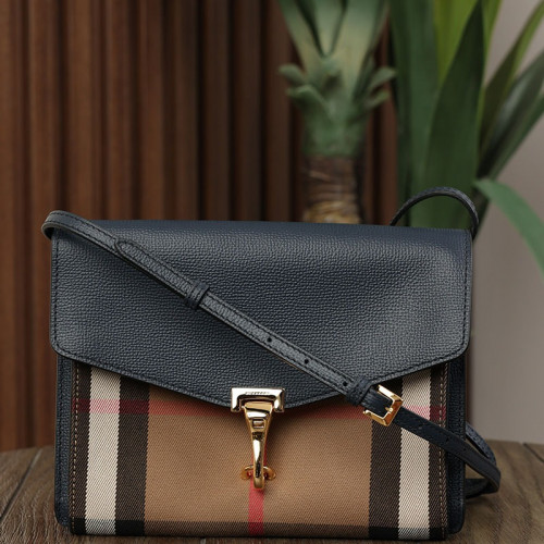 شنطة من بربري لون كحلي