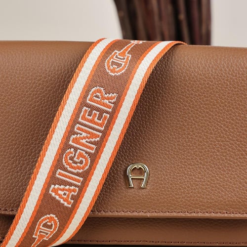 شنطة اقنر بحزام كتف بيج