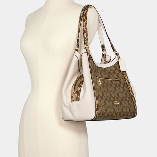 شنطه كوتش بلون الابيض والبتي الفاتح