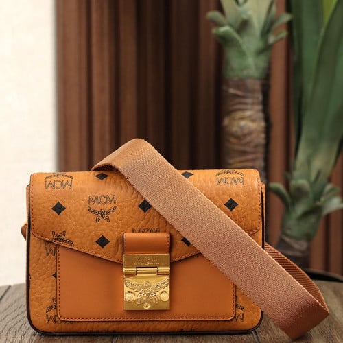 شنطة من ام سي ام لون بني