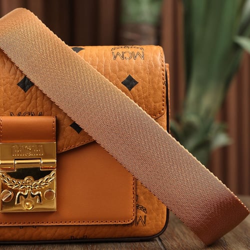 شنطة من ام سي ام لون بني