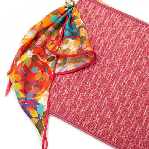 باوتش كارولينا هيريرا وردي بوشاح