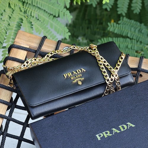 شنطة برادا يد وسط سوداء