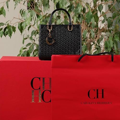 شنطة كارولينا هيريرا دوقة سوداء