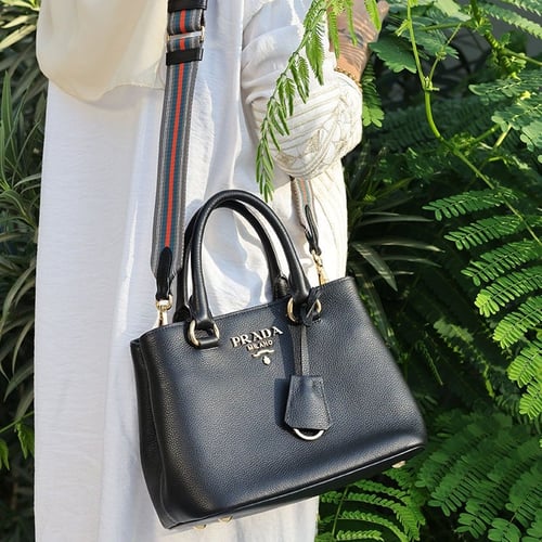 شنطة برادا كتف سوداء