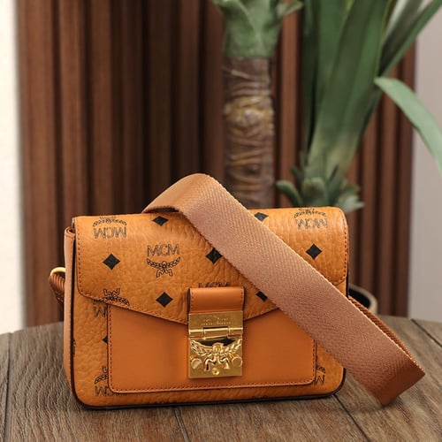 شنطة من ام سي ام لون بني