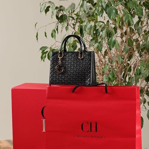 شنطة كارولينا هيريرا دوقة سوداء