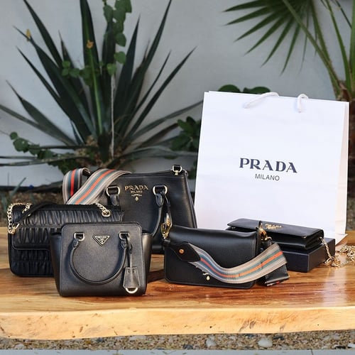 شنطة برادا يد وسط سوداء