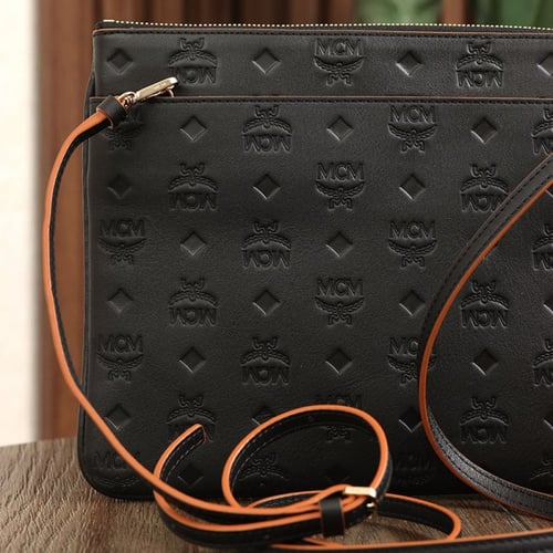 شنطة كتف كلارا ام سي ام سوداء