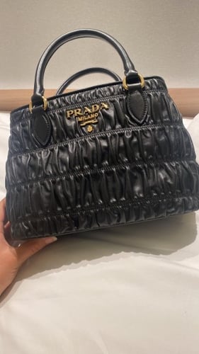 شنطه برادا محزز اسود