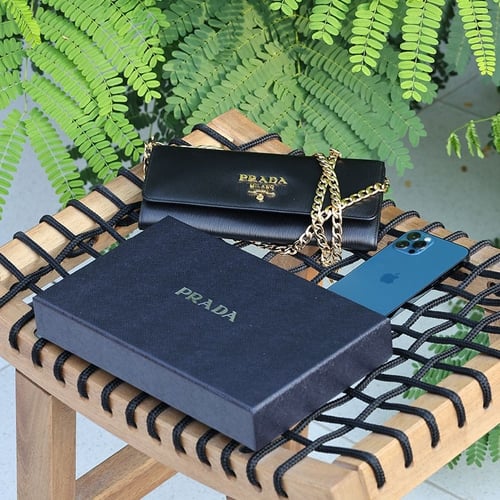 شنطة برادا يد وسط سوداء