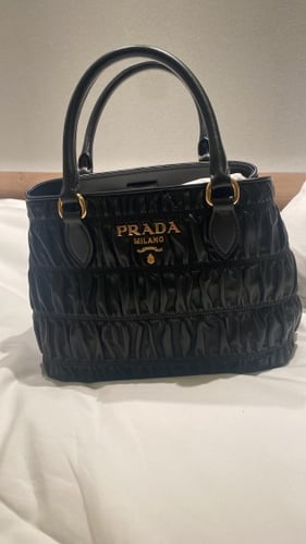 شنطه برادا محزز اسود