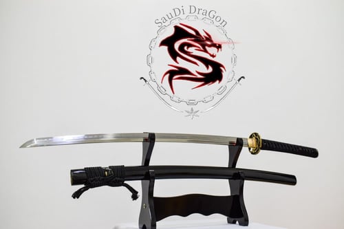 كتانا الوحش الأسود