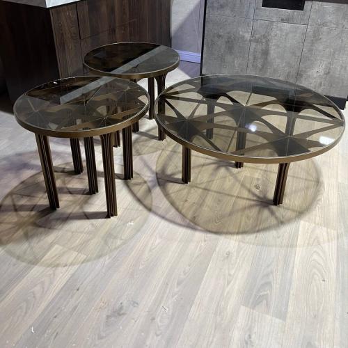 طاولة قهوة وسط بتصميم هندسي