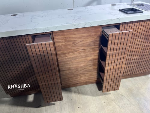 بار قهوة بتصميم عصري قشر الجوز