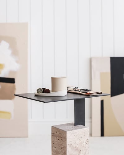 طاولة خدمة بسطح معدني وقاعدة رخام