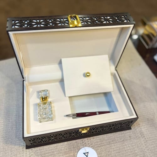 صندوق خشبي فاخر مع كريستالة