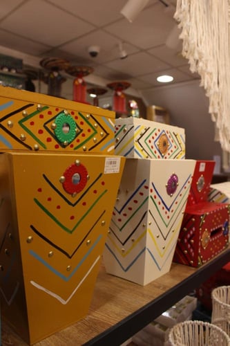 سلة مهملات مع منديل تراثي