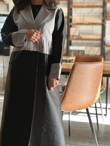 عباية تفتة أسود مع رمادي بشك طولي ( تتوفر بالطلب)