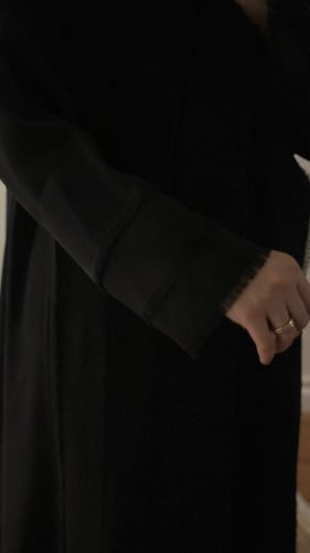 عباية كريب خفيف بكم وياقه طبقات