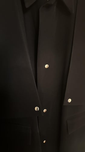 عباية قماش سيراميك بتصميم ترنش وبأزرار معدن