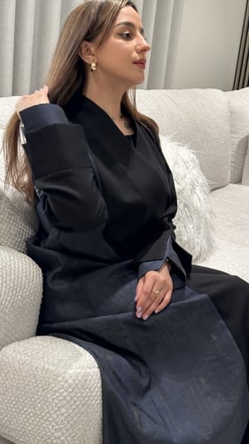 عباية كريب اسود بتدخيلات جاكار كحلي