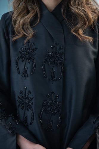 عباية تفتة أسود بشك فاخر بالأمام