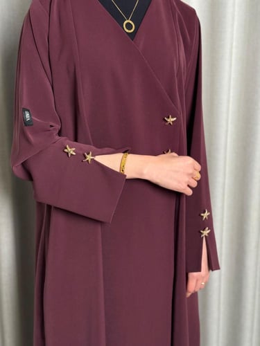 عباية كريب كوري بلون عنابي بأزراز برونزي