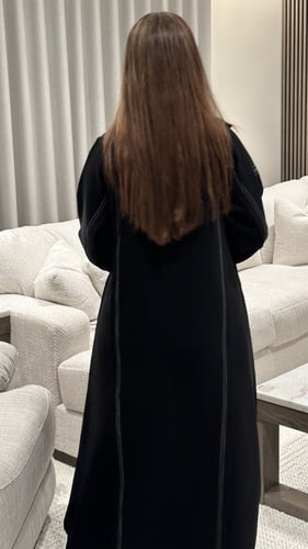 عباية كريب خفيف اسود بتحديد خيوط بيضاء وياقة بإزار