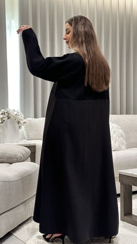 عباية كريب اسود ومقلم بني بقصة