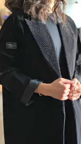 عباية قماش كريب ياباني ناعم بياقه شبك مترتز وشانتو...