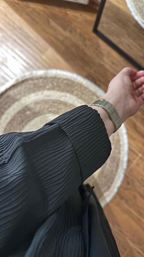 عباية كريب خفيف بقصة بشت ومتوفرة باللون الأسود فقط...