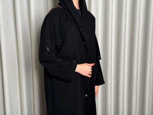 عباية قماش سيراميك بتصميم ترنش وبأزرار معدن