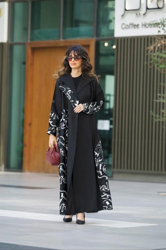 عباية تفته أسود بتدخيلات جاكار ابيض واسود