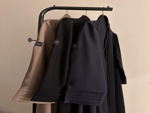 عباية حرير كلوش بياقة واكمام بثنيات