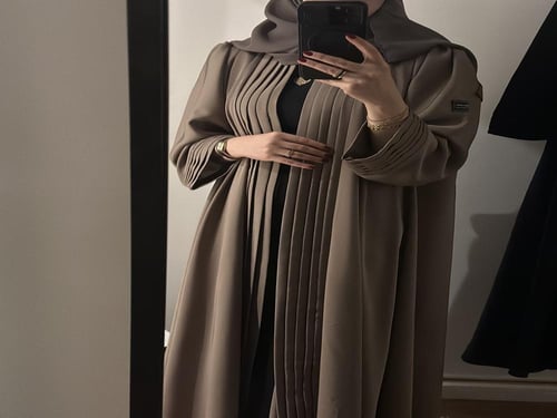 عباية حرير كلوش بياقة واكمام بثنيات