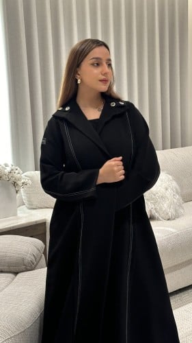 عباية كريب خفيف اسود بتحديد خيوط بيضاء وياقة بإزار