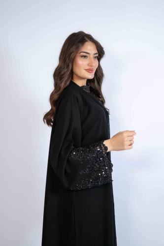عباية متميزة جدا من القماش الأسود مع إضافة الدانتي...