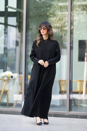 عباية كريب بشك خفيف على الأكمام